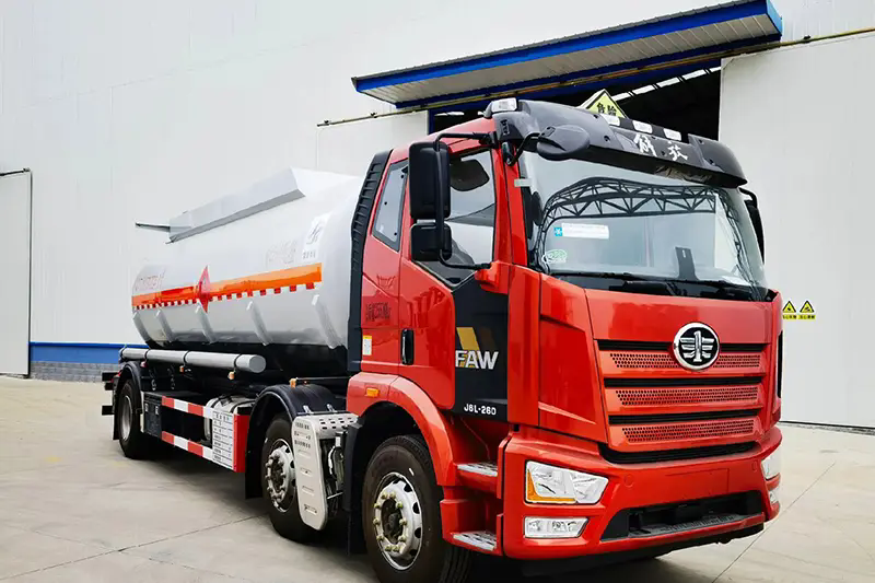 How Does a Bulk Liquid Tank Truck Ensure Safe Transport of Liquids?