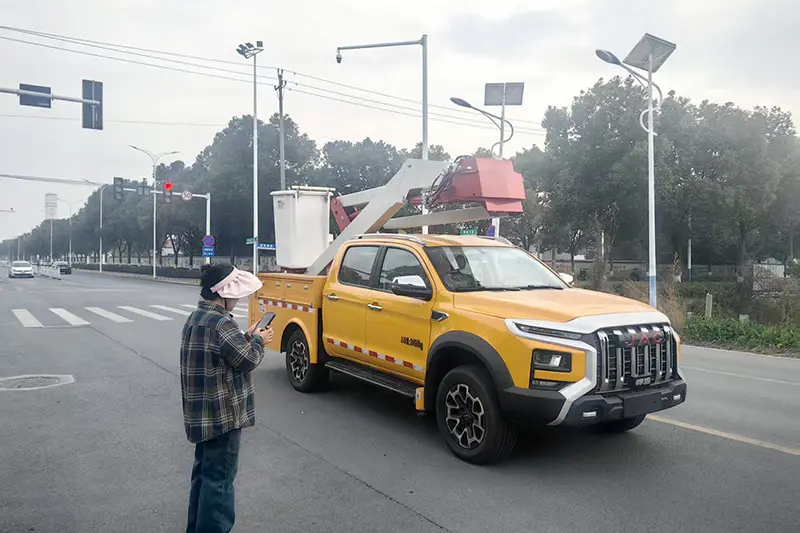 Small Articulating Boom Work Truck