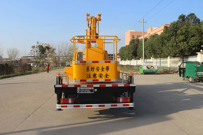 Medium Articulating Boom Work Truck